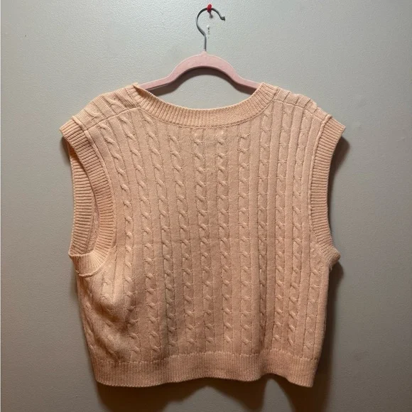 Cable Knit Sleeveless Sweater Vest - Picture 4 of 4